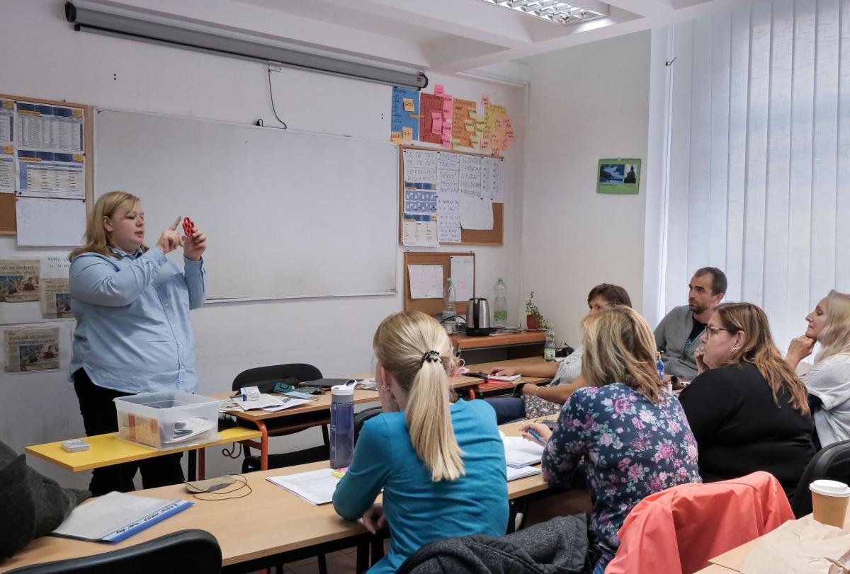 Paní lektorka při studijní výuce kurzu Asistent pedagoga