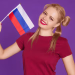 Studentka ruštiny s ruskou trikolórou na fialovém pozadí
