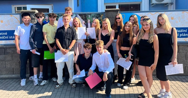 Studenti OA Praha s vysvědčením před budovou školy