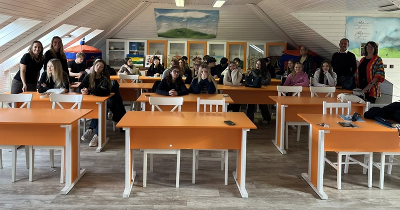 Studenti OA Praha během výuky v učebně