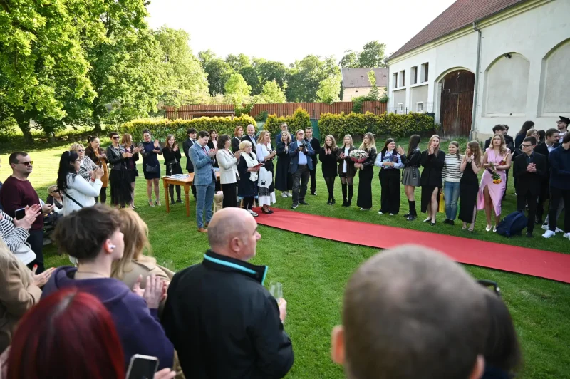 Předávání maturitních vysvědčení OA Praha Satalice