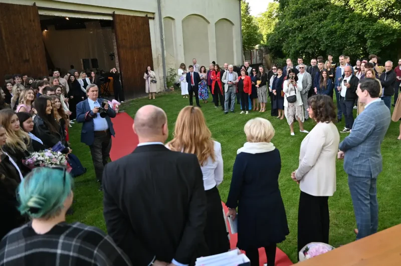 Předávání maturitních vysvědčení OA Praha Satalice